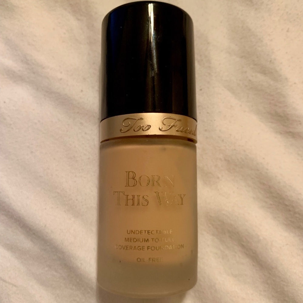 Too Faced Born This Way foundation (snow)